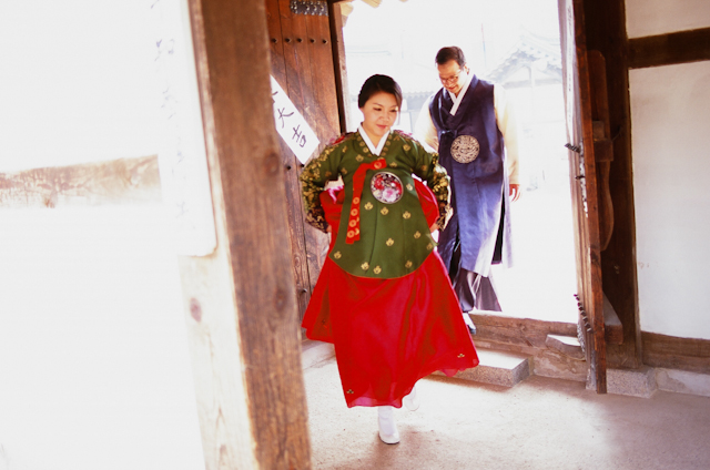 seoul traditional village engagement shoot by douglas despres-15