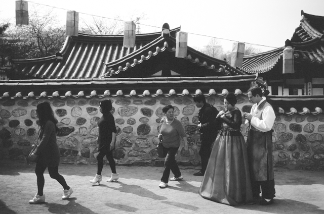 seoul traditional village engagement shoot by douglas despres-21