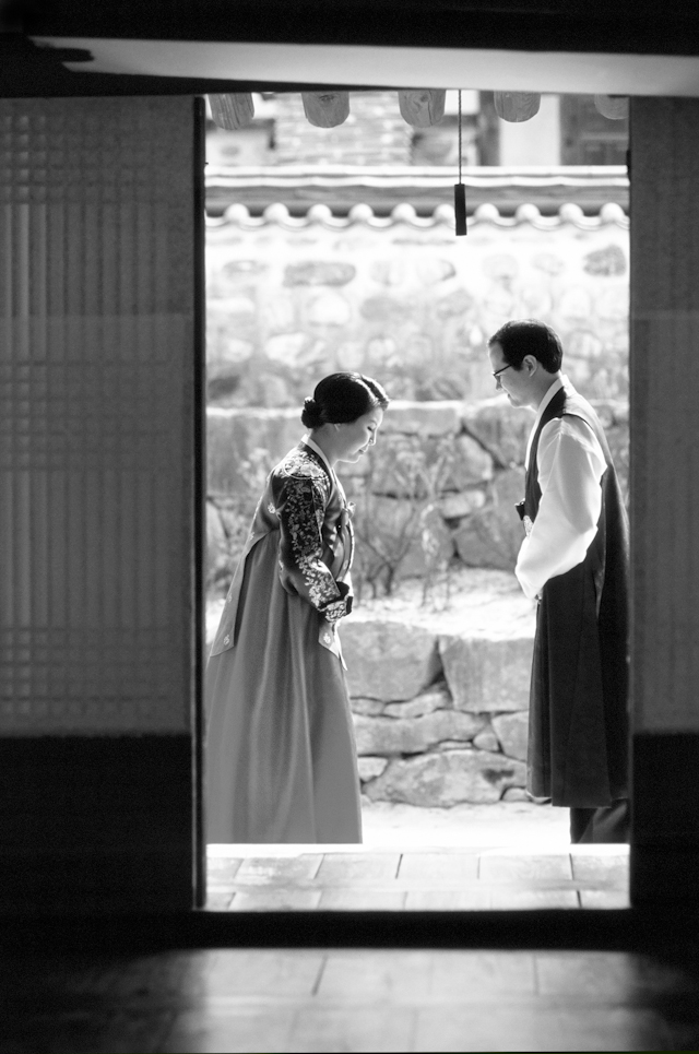 seoul traditional village engagement shoot by douglas despres-32