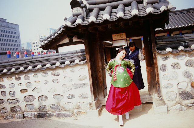 seoul traditional village engagement shoot by douglas despres-35